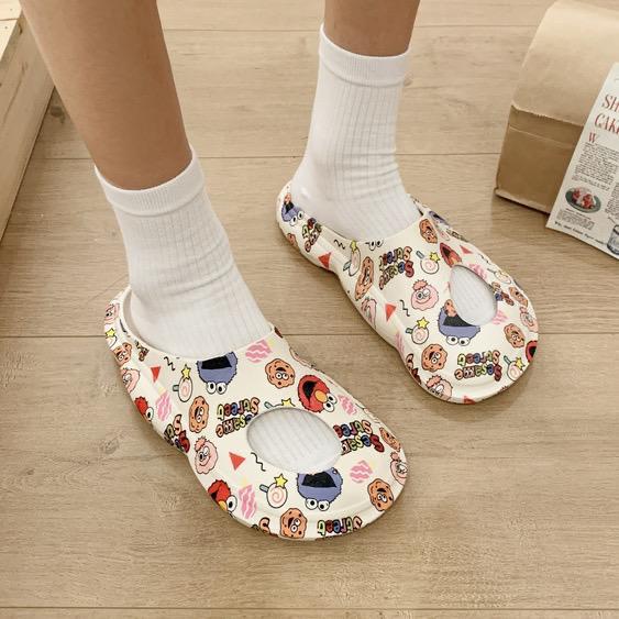 Korean Version Thick Bottom Breathable Hole Graffiti Slippers