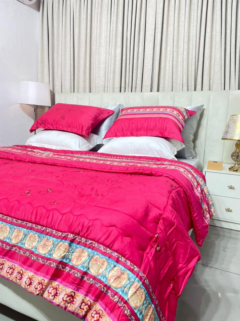 Quality American bedsheet with duvet cover with pillow cases.