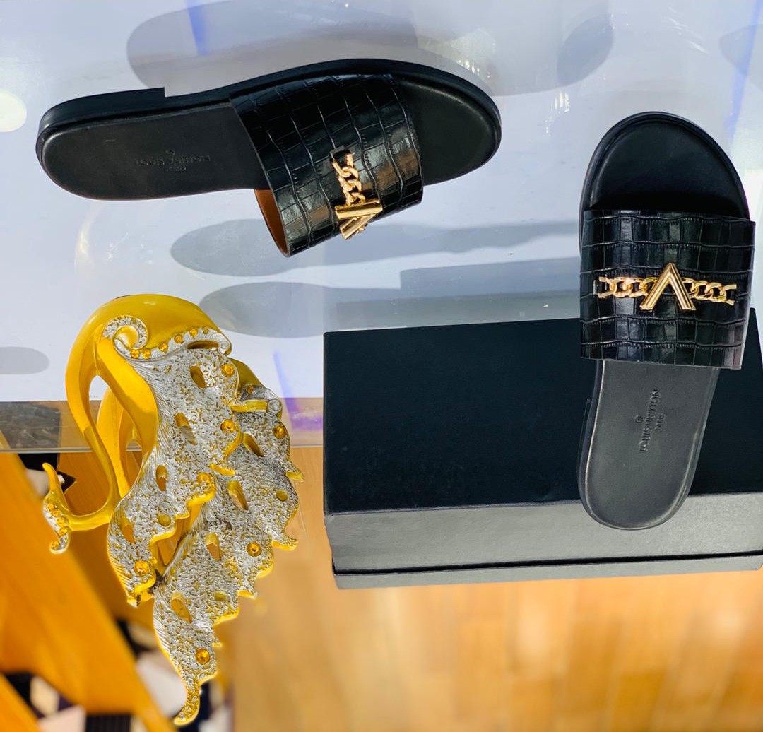 Men's Louis Vuitton Luxury Palm Slippers With Gold Design – White – Onyeoma  Wears